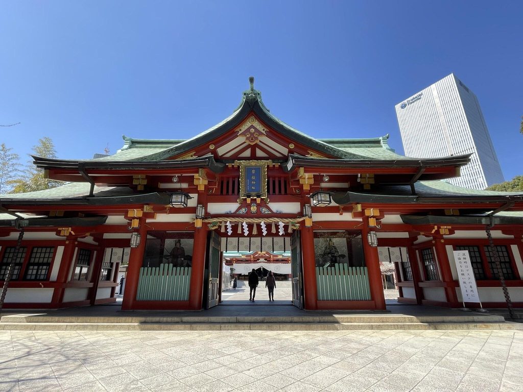 The main gate of Hie Shrine in Nagatacho, Tokyo, with an office tower behind it The main gate of Hie Shrine in Nagatacho, Tokyo, with an office tower behind it