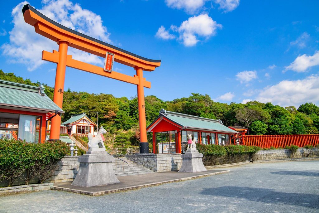 The great torii and fox statues at the entrance to Fukutoku Inari Shrine The great torii and fox statues at the entrance to Fukutoku Inari Shrine