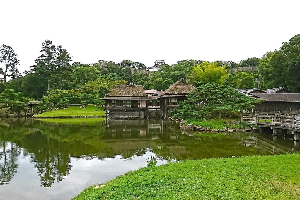 Genkyū-en garden's pondside pavilions below the keep of Hikone Castle Genkyū-en garden's pondside pavilions below the keep of Hikone Castle