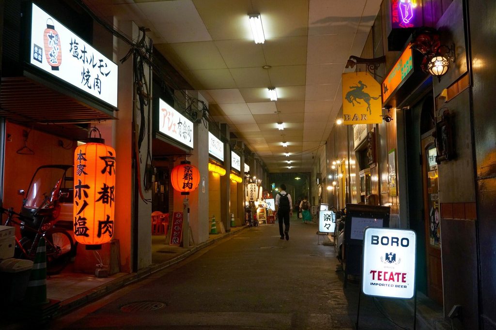 Izakaya and bars under the JR tracks at Yurakucho, a few minutes from the venue Izakaya and bars under the JR tracks at Yurakucho, a few minutes from the venue