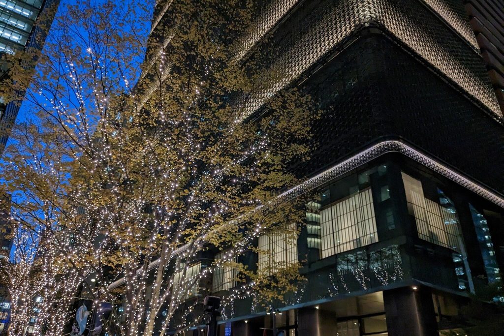 HOSHINOYA Tokyo's lattice facade, based on Edo komon kimono patterns, lit up at dusk in Otemachi HOSHINOYA Tokyo's lattice facade, based on Edo komon kimono patterns, lit up at dusk in Otemachi