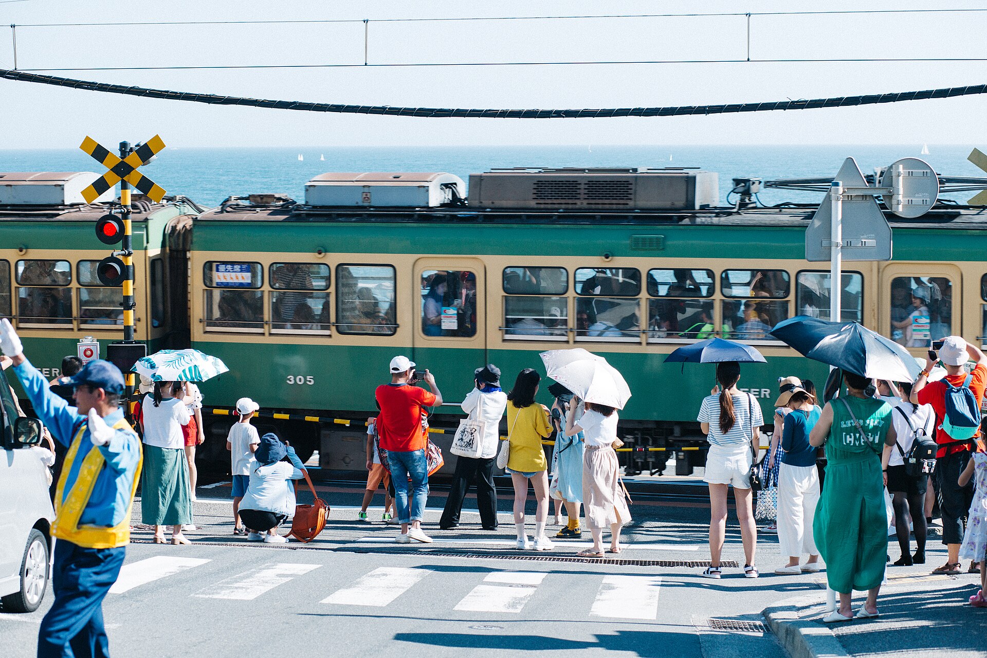 Enoden level crossing near Kamakurakokomae Station