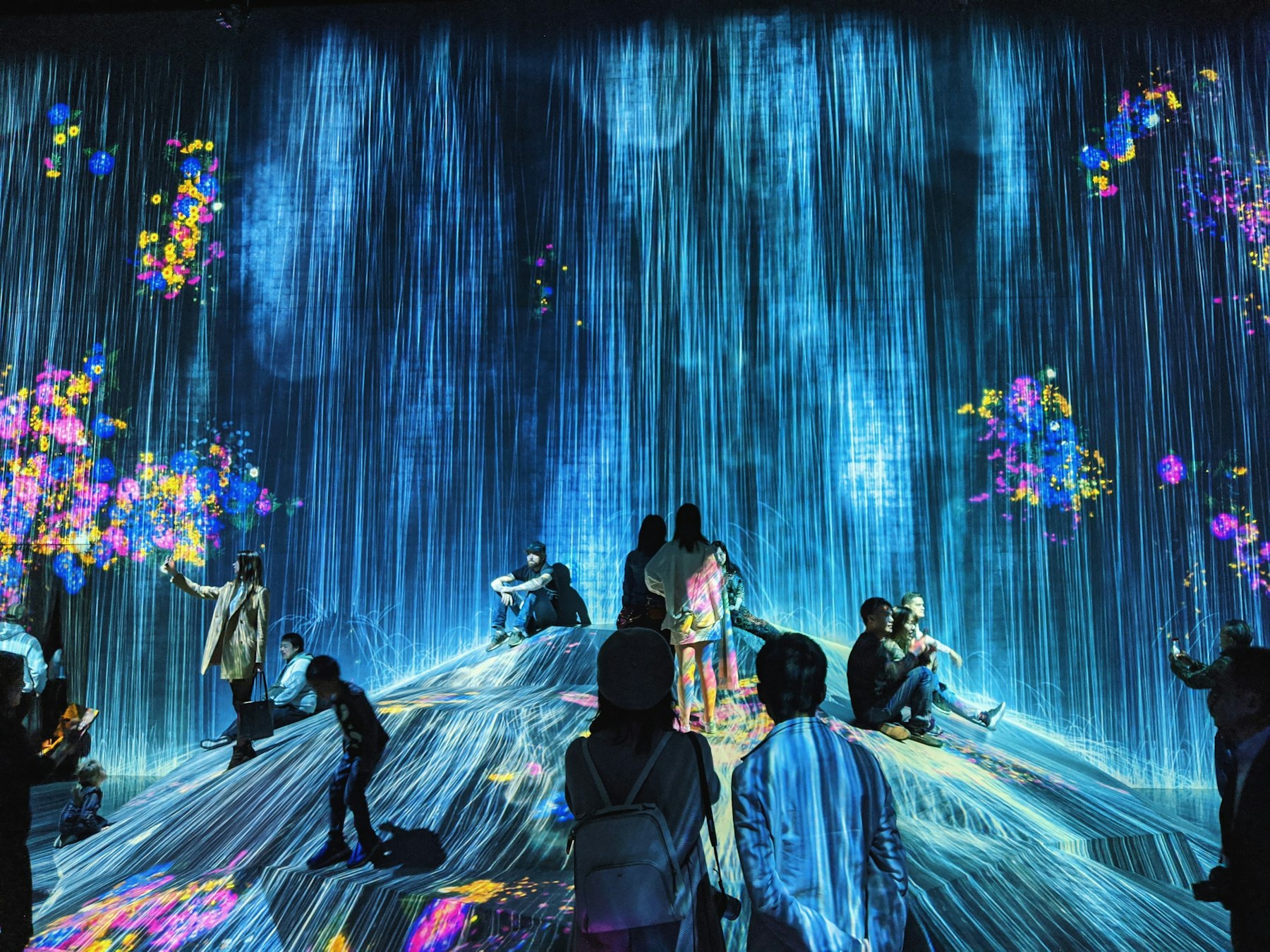 Art exhibitions Tokyo: visitors inside a teamLab digital art installation