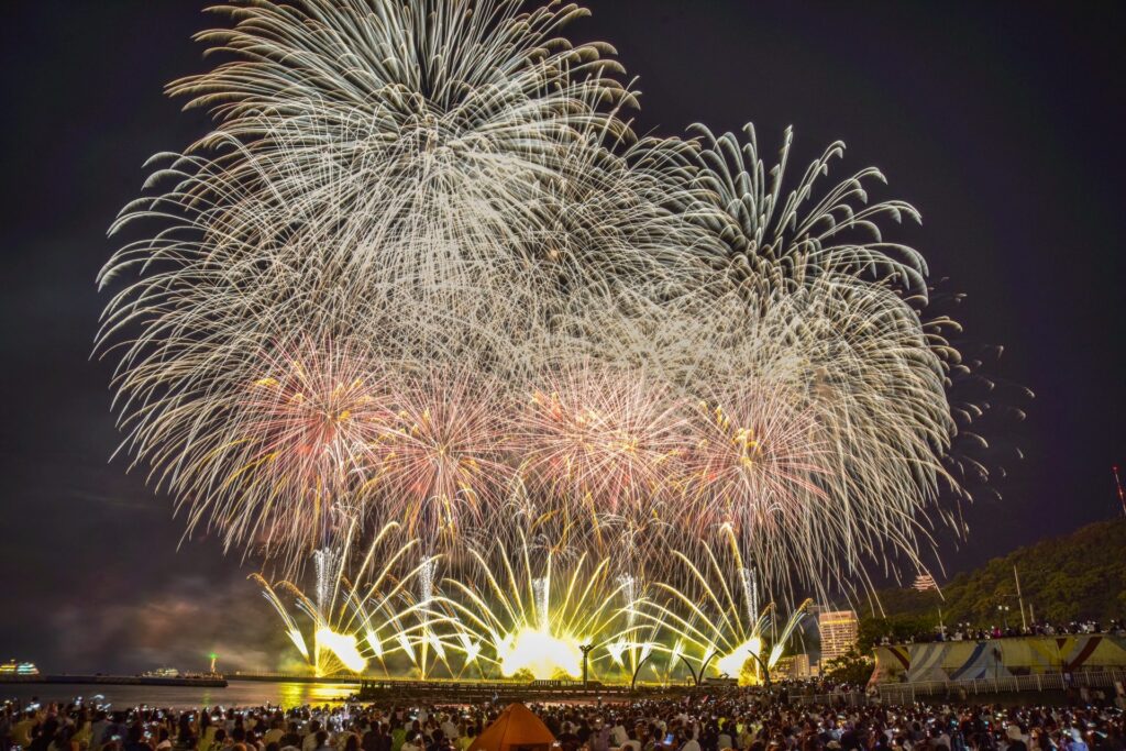 Atami Sea Fireworks (February) &mdash; fireworks in Japan