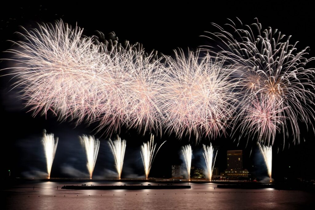 Atami Sea Fireworks (winter) &mdash; fireworks in Japan