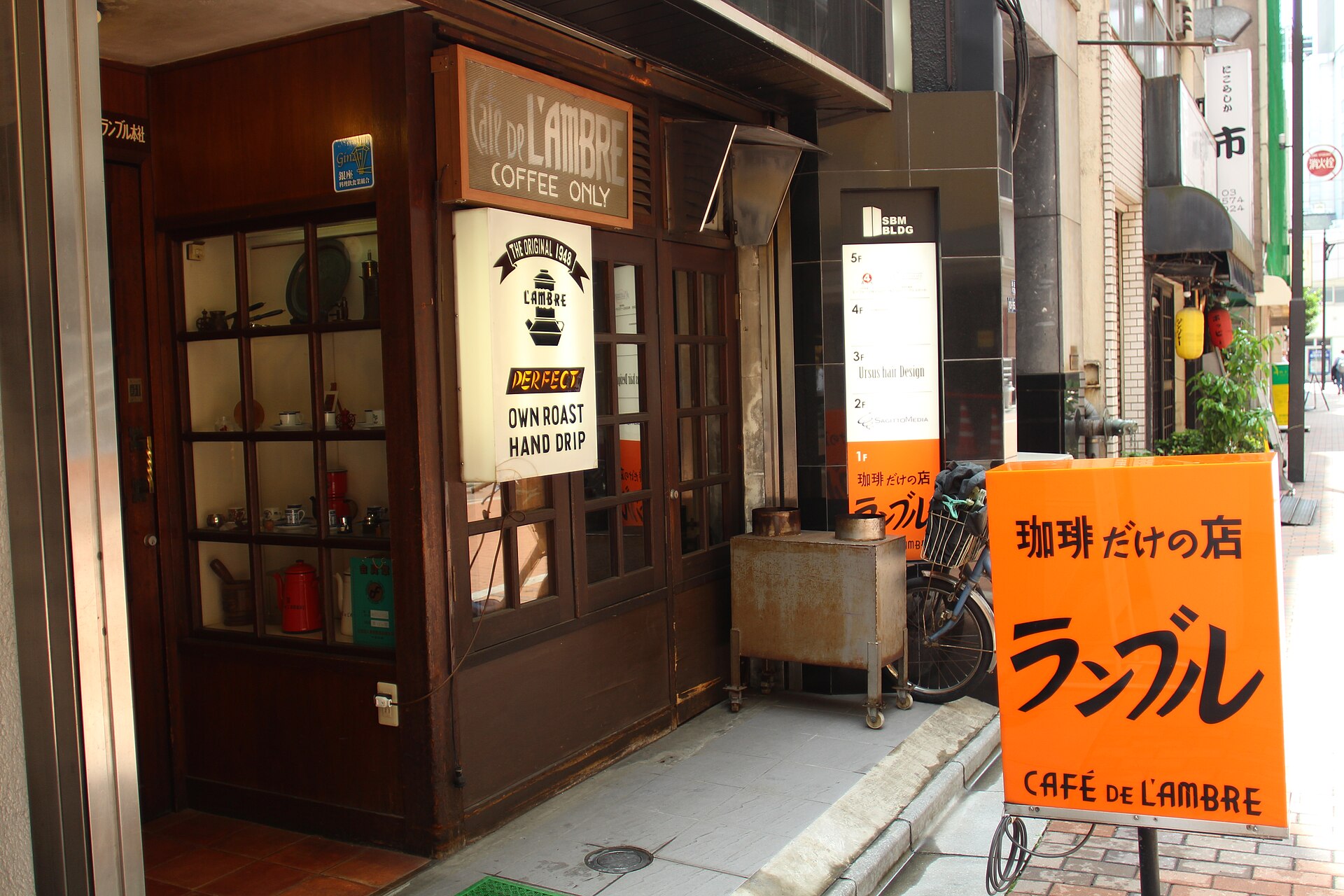 Café de L'Ambre in Ginza, Tokyo