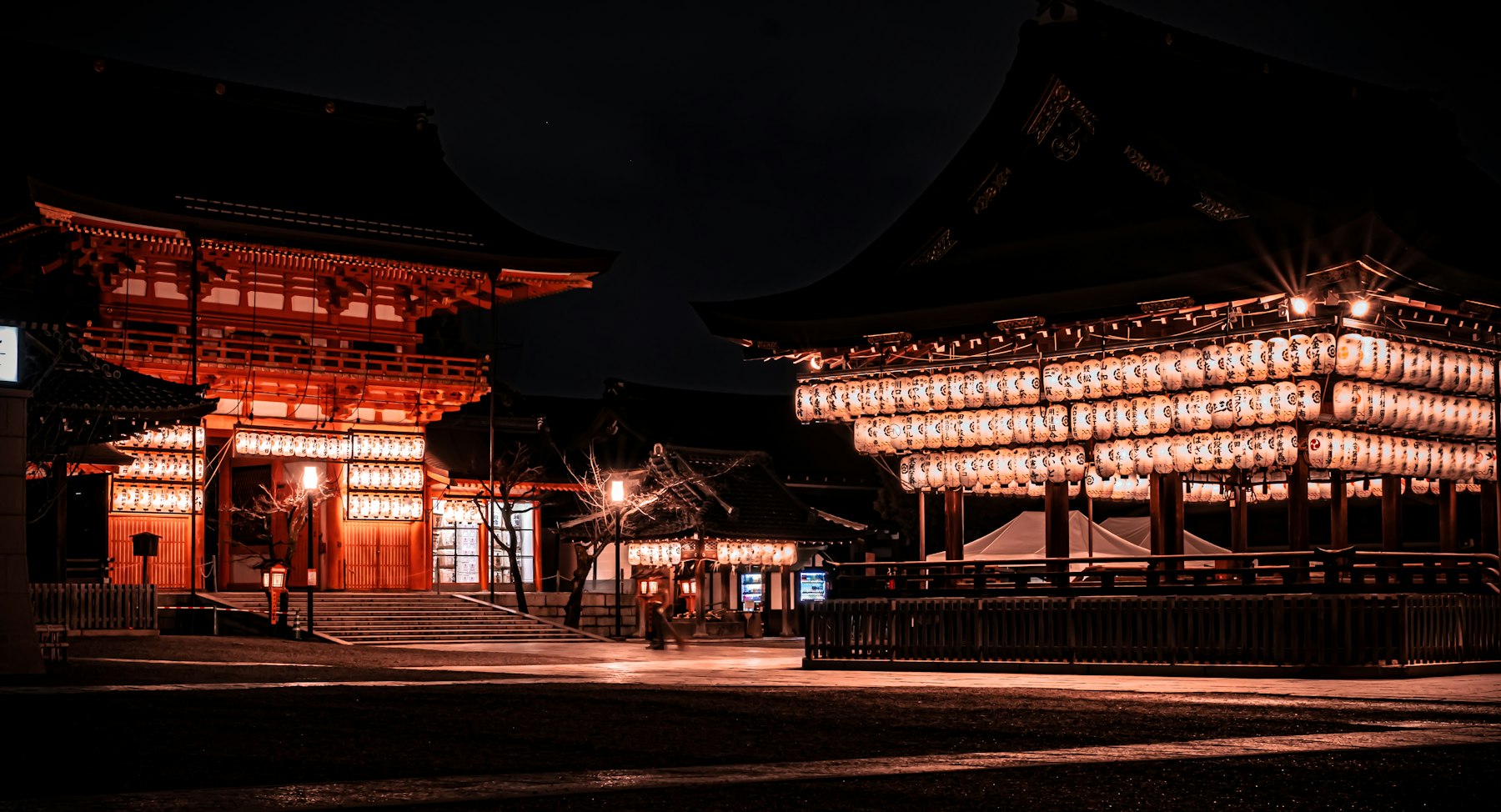 Yasaka Shrine lit up at night at the top of Shijo-dori in Gion, Kyoto