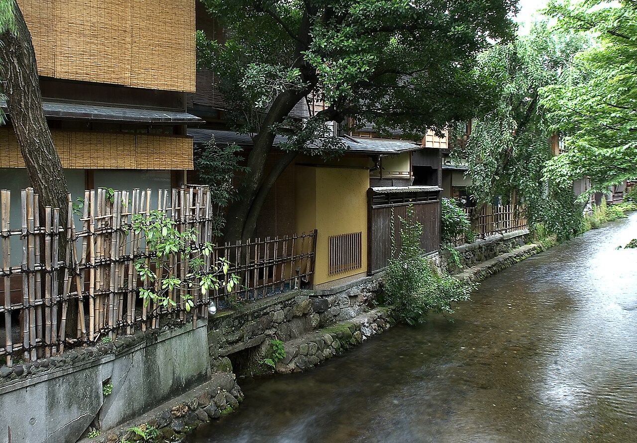 Gion night tour route – Shirakawa canal lined with the backs of ochaya teahouses in Gion, Kyoto