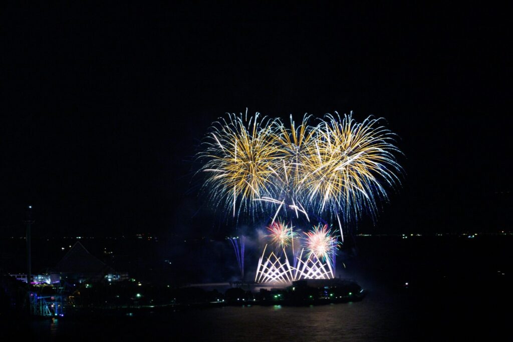 Hakkeijima Sea Paradise Hanabi Symphonia (November) &mdash; fireworks in Japan