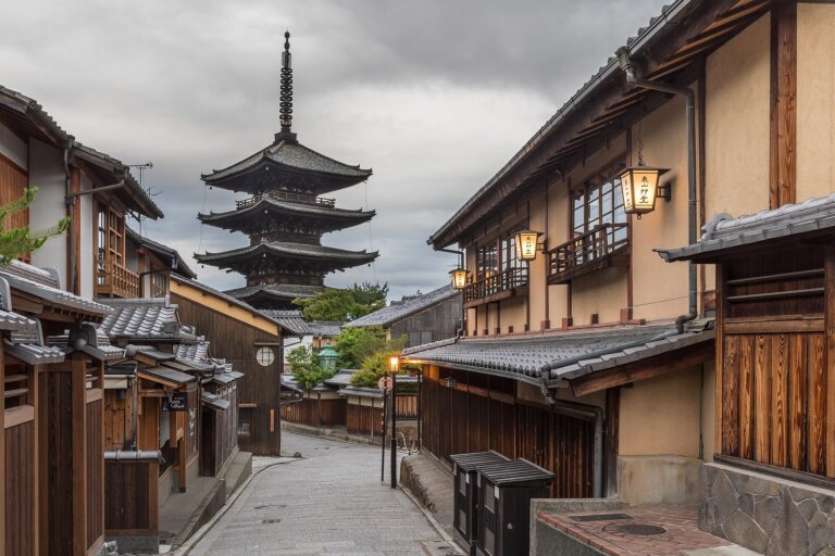 Higashiyama Kyoto: Yasaka-dori and the Yasaka Pagoda in the early morning