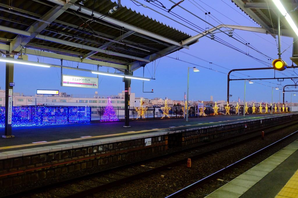 Illuminations on the platform at Keio Yomiuri-Land Station, the stop for Jewellumination at Yomiuri Land Illuminations on the platform at Keio Yomiuri-Land Station, the stop for Jewellumination at Yomiuri Land