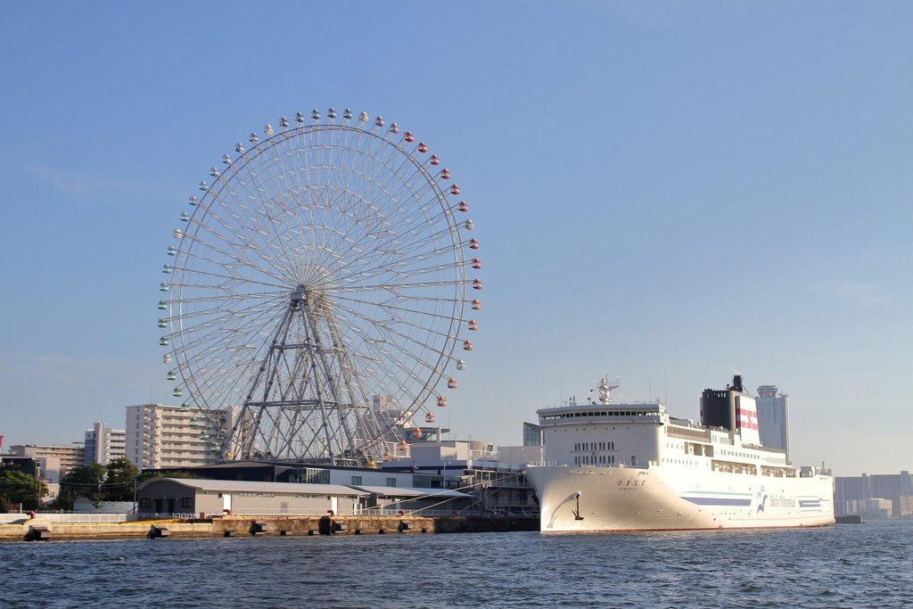 The Tempozan Giant Ferris Wheel on Osaka's waterfront, next to Osaka Aquarium Kaiyukan, with a ferry moored alongside The Tempozan Giant Ferris Wheel on Osaka's waterfront, next to Osaka Aquarium Kaiyukan, with a ferry moored alongside