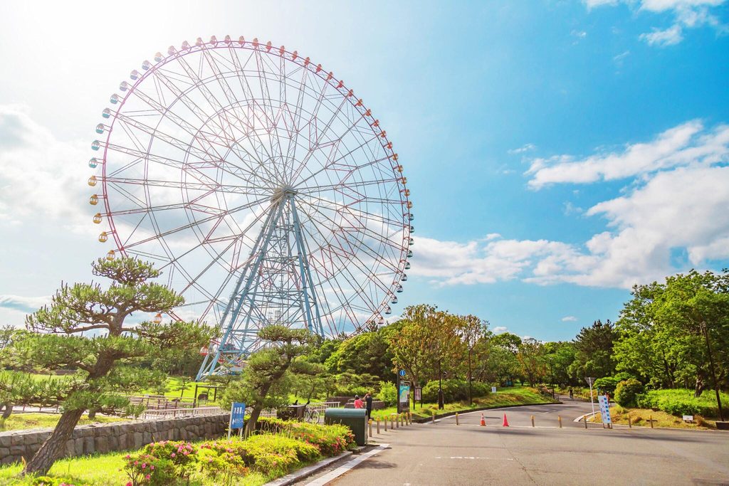 The giant Ferris wheel in Kasai Rinkai Park, the Tokyo bayside park that is home to Kasai Rinkai Aquarium The giant Ferris wheel in Kasai Rinkai Park, the Tokyo bayside park that is home to Kasai Rinkai Aquarium