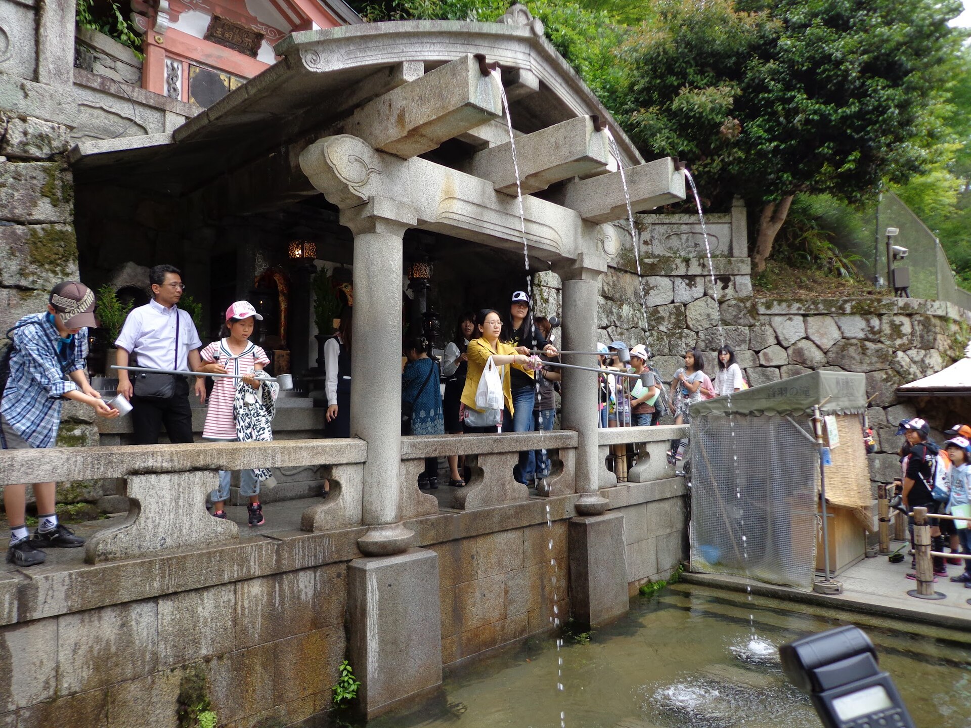 Crowds at Kiyomizu-dera, Kyoto