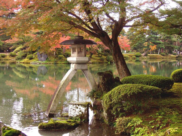 Kanazawa itinerary: Kotoji lantern at Kenrokuen garden in autumn