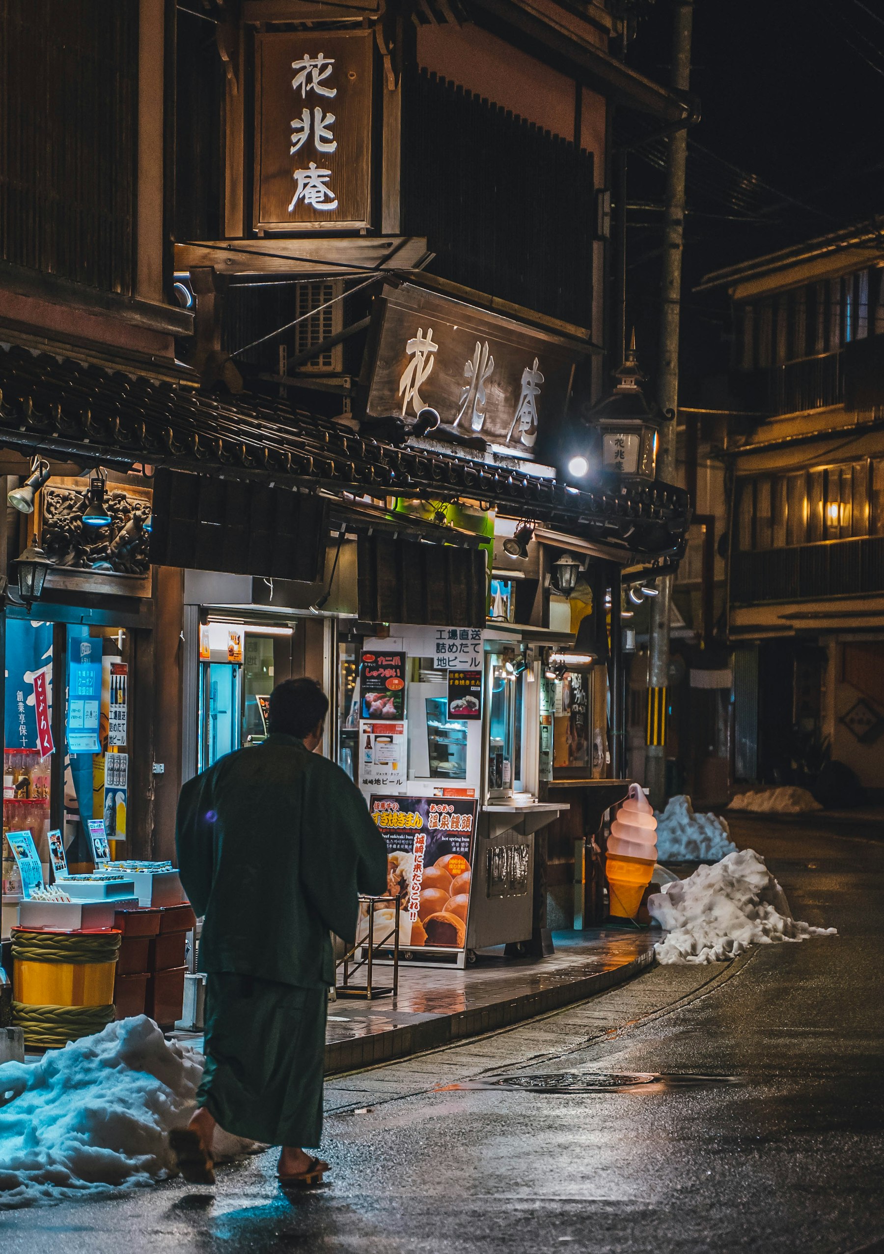 Kinosaki Onsen crab season: the onsen town street at night