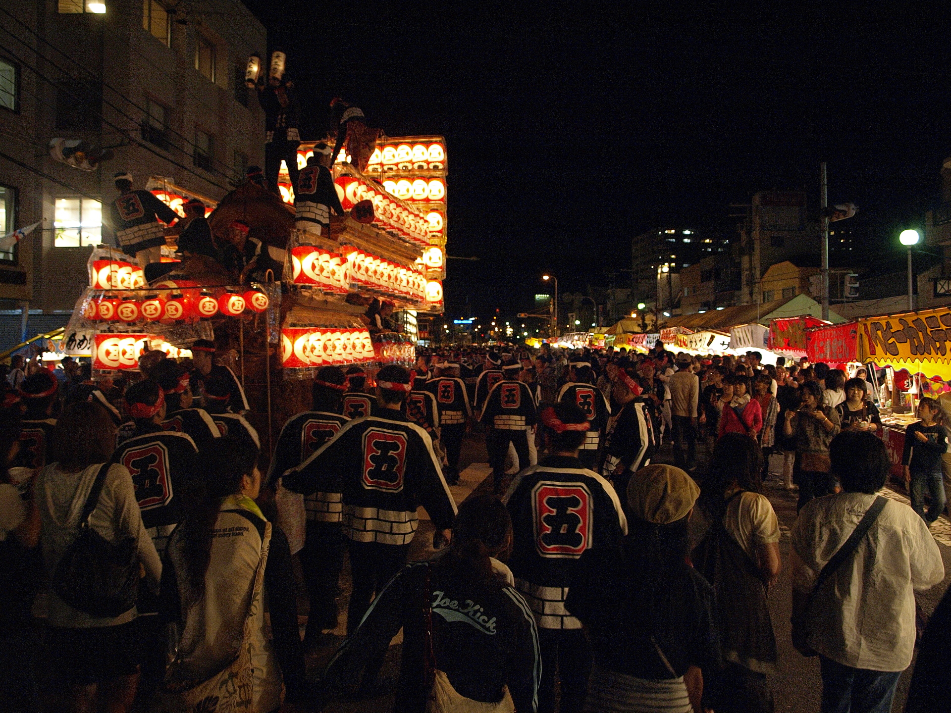 Kishiwada danjiri lit with lanterns at night