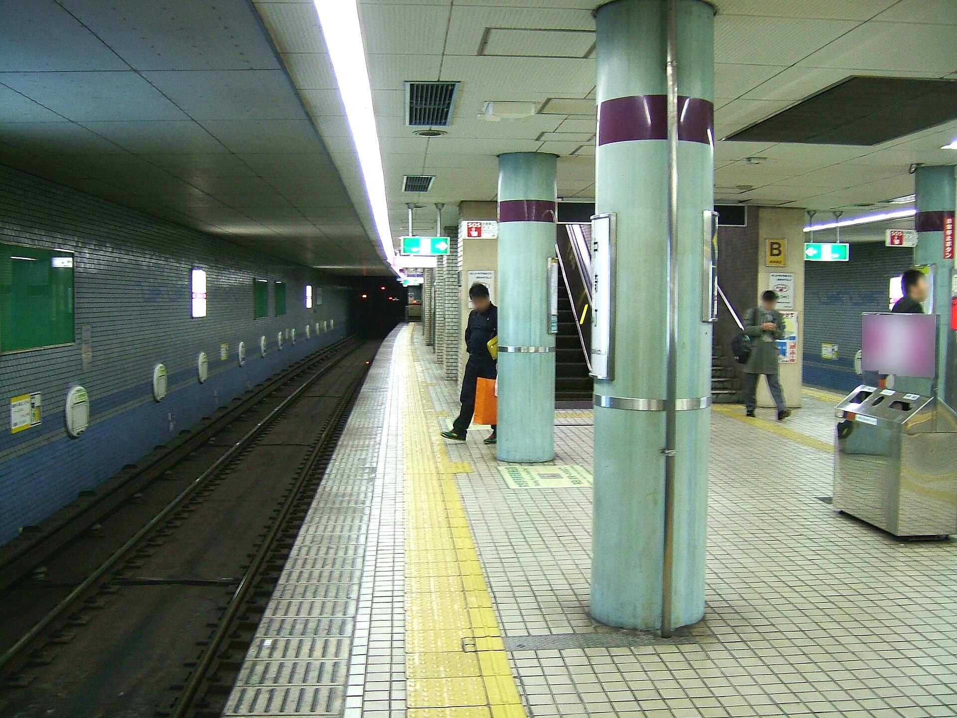 Nakazakicho Station platform on the Osaka Metro Tanimachi Line