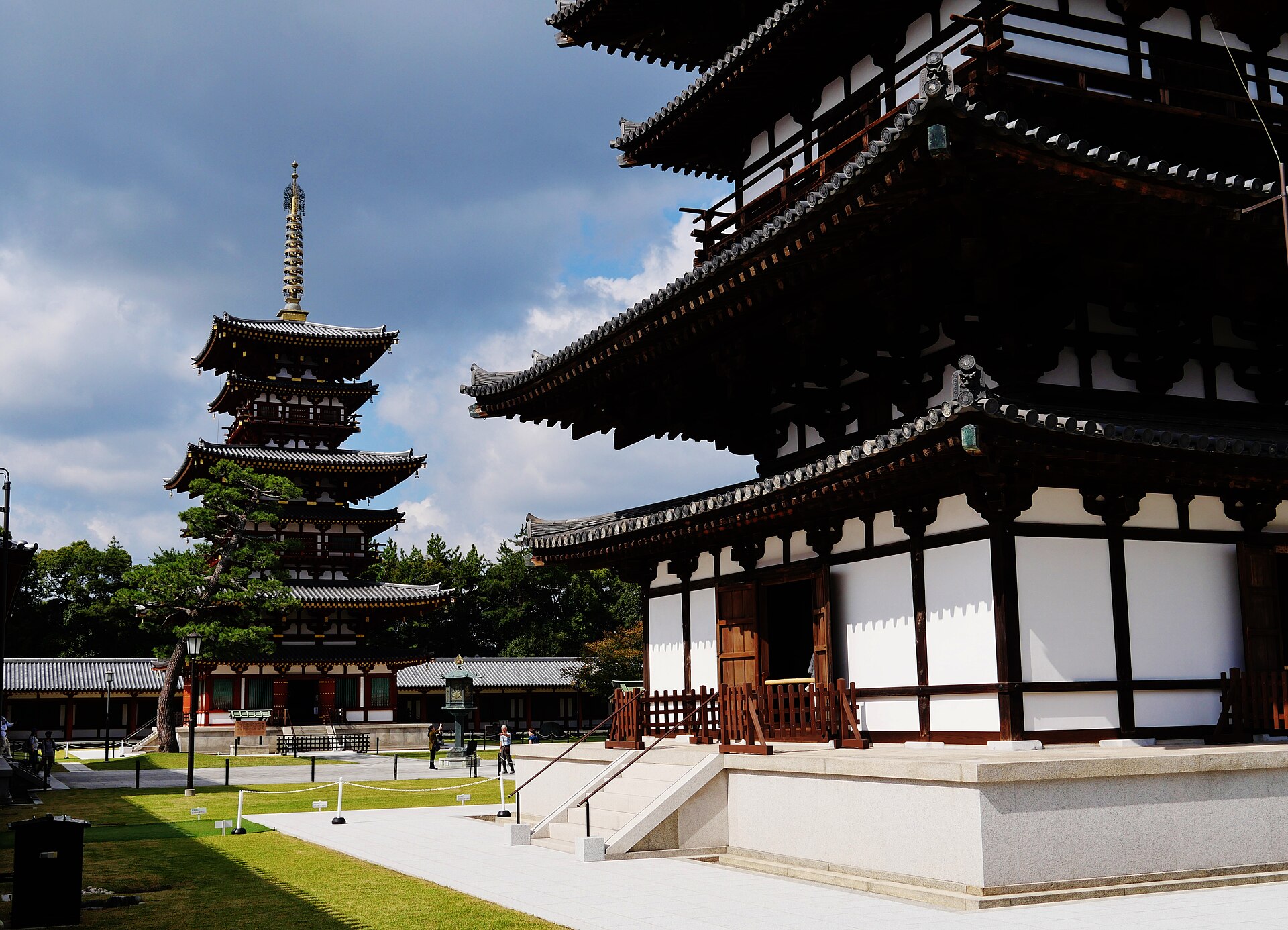 Quiet temples in Nara: the East and West Pagodas of Yakushi-ji
