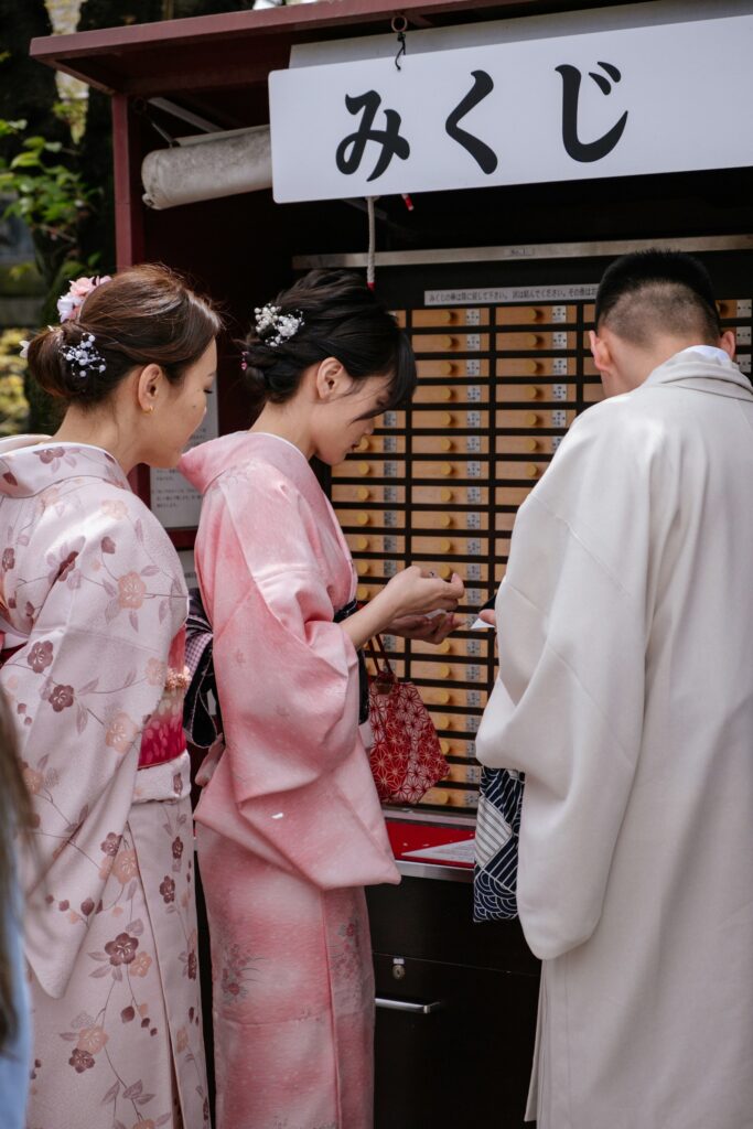 東京のお正月:神社でおみくじを引く着物姿の参拝客
