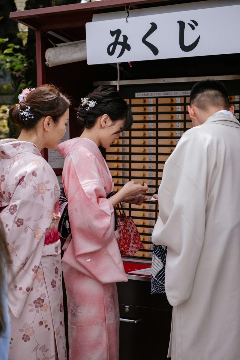 東京のお正月:神社でおみくじを引く着物姿の参拝客