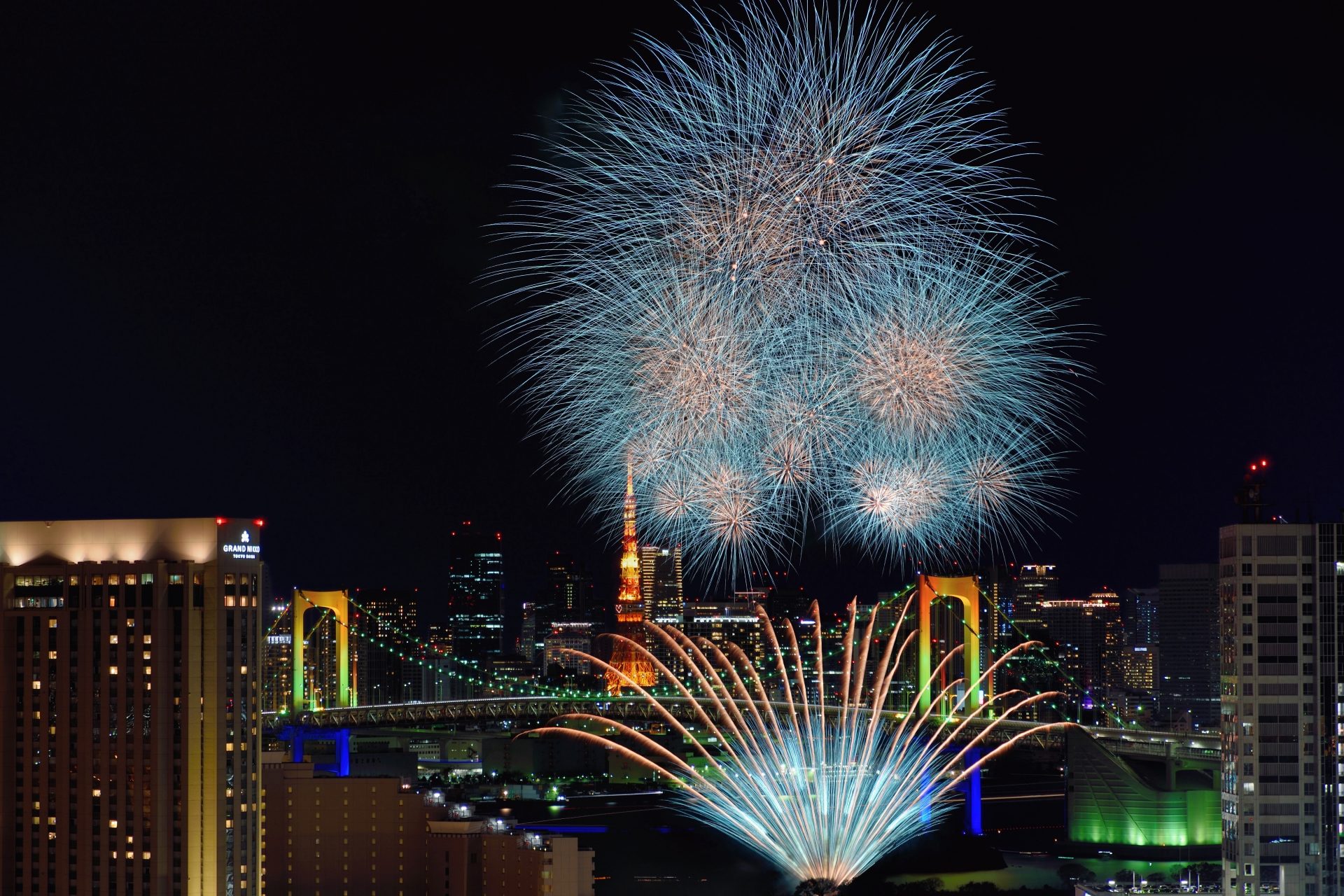 Tokyo fireworks: Odaiba Rainbow Fireworks over Tokyo Bay with the Rainbow Bridge