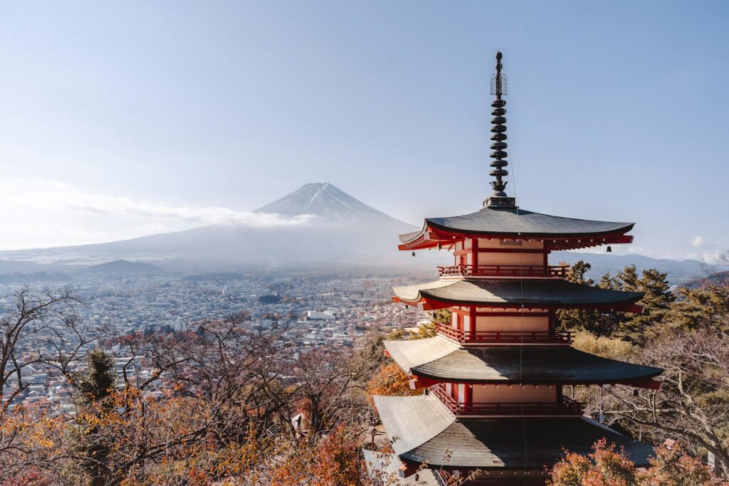 忠霊塔と富士山（桜の季節）