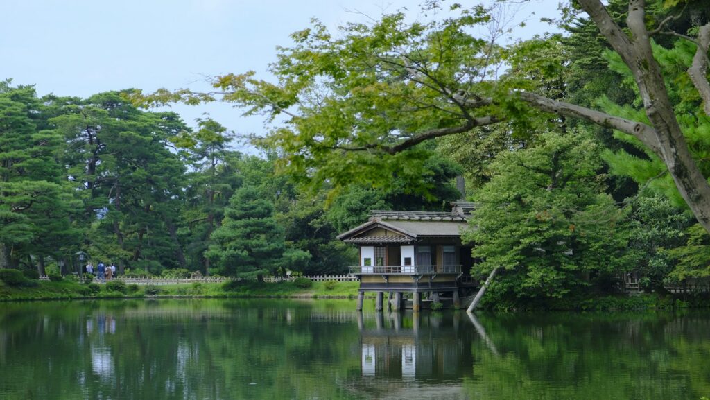 桜の季節の兼六園（金沢）