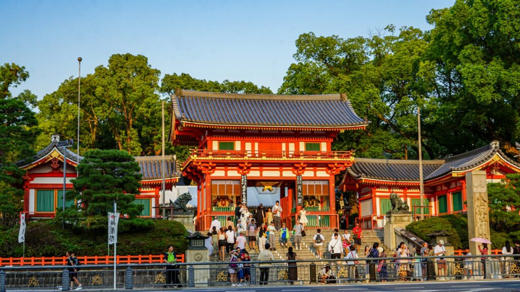 桜の季節の八坂神社の西楼門、円山公園の入口にて