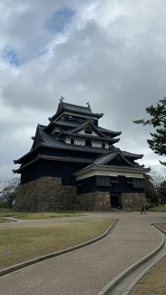 桜の季節の松江城（島根）