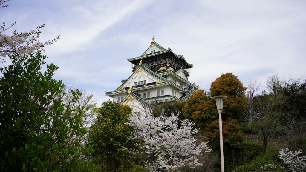 満開の桜に囲まれた大阪城