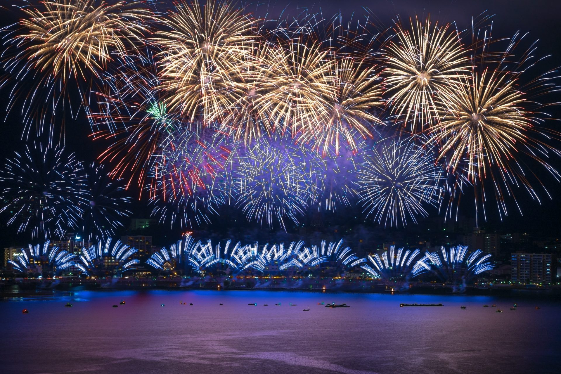 Suwa Lake Festival fireworks with water-launched half-circle shells