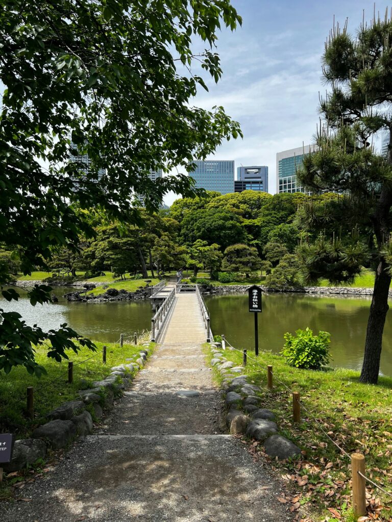 Hama-rikyu Gardens pond in Tokyo, home of the Nakajima-no-ochaya teahouse