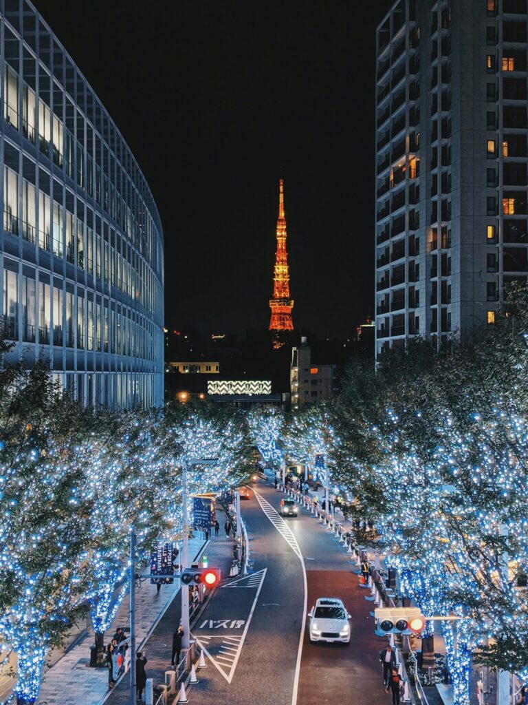 東京イルミネーション2026：夜の六本木の通りに広がるクリスマスの光